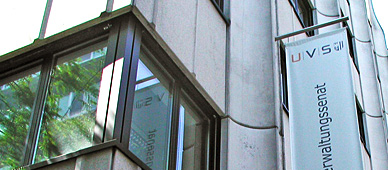 Die Fahne an der Fassade des UVS spiegelt sich in einem Fenster (Foto: UVS) 
